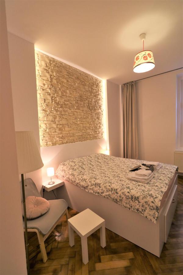 Cozy Old Town Apartment - Free Minibar Bukarest Eksteriør billede