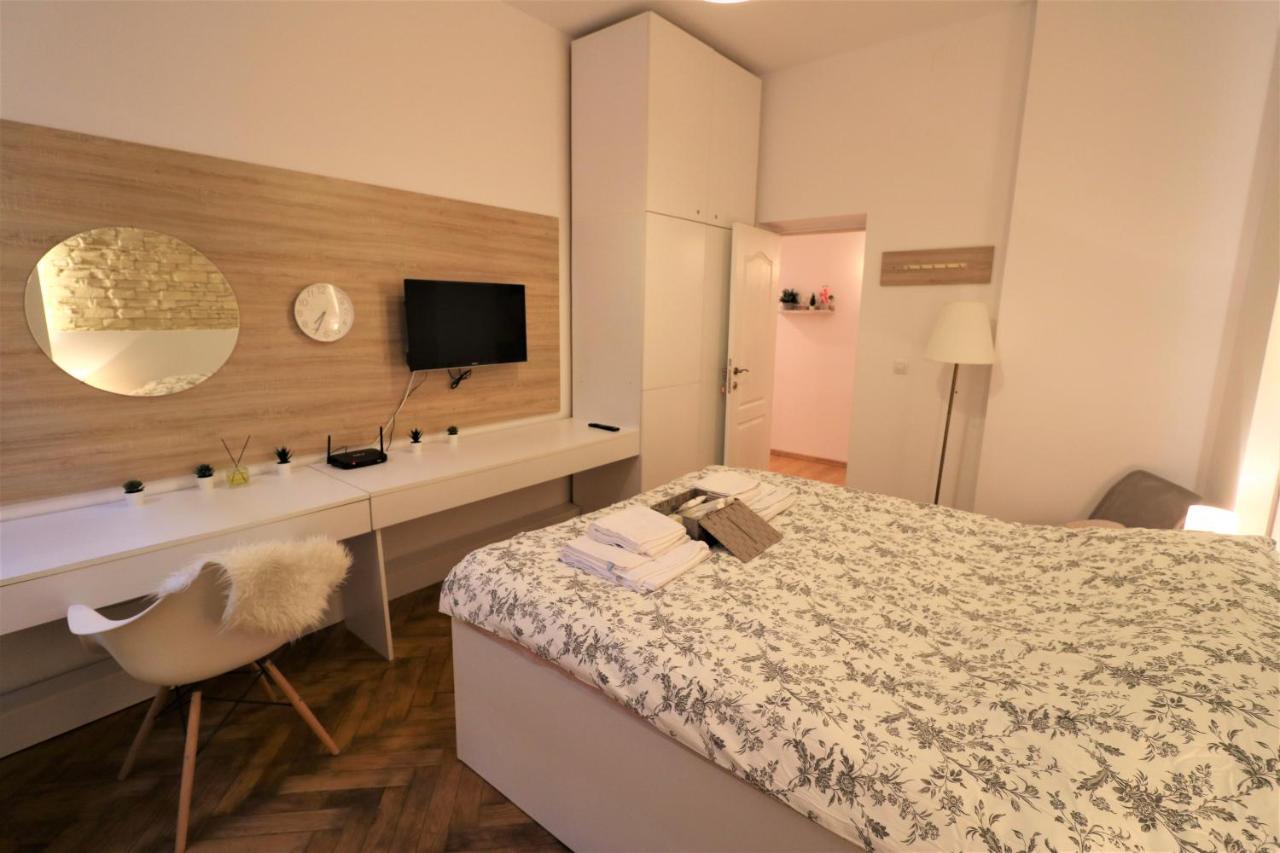 Cozy Old Town Apartment - Free Minibar Bukarest Eksteriør billede